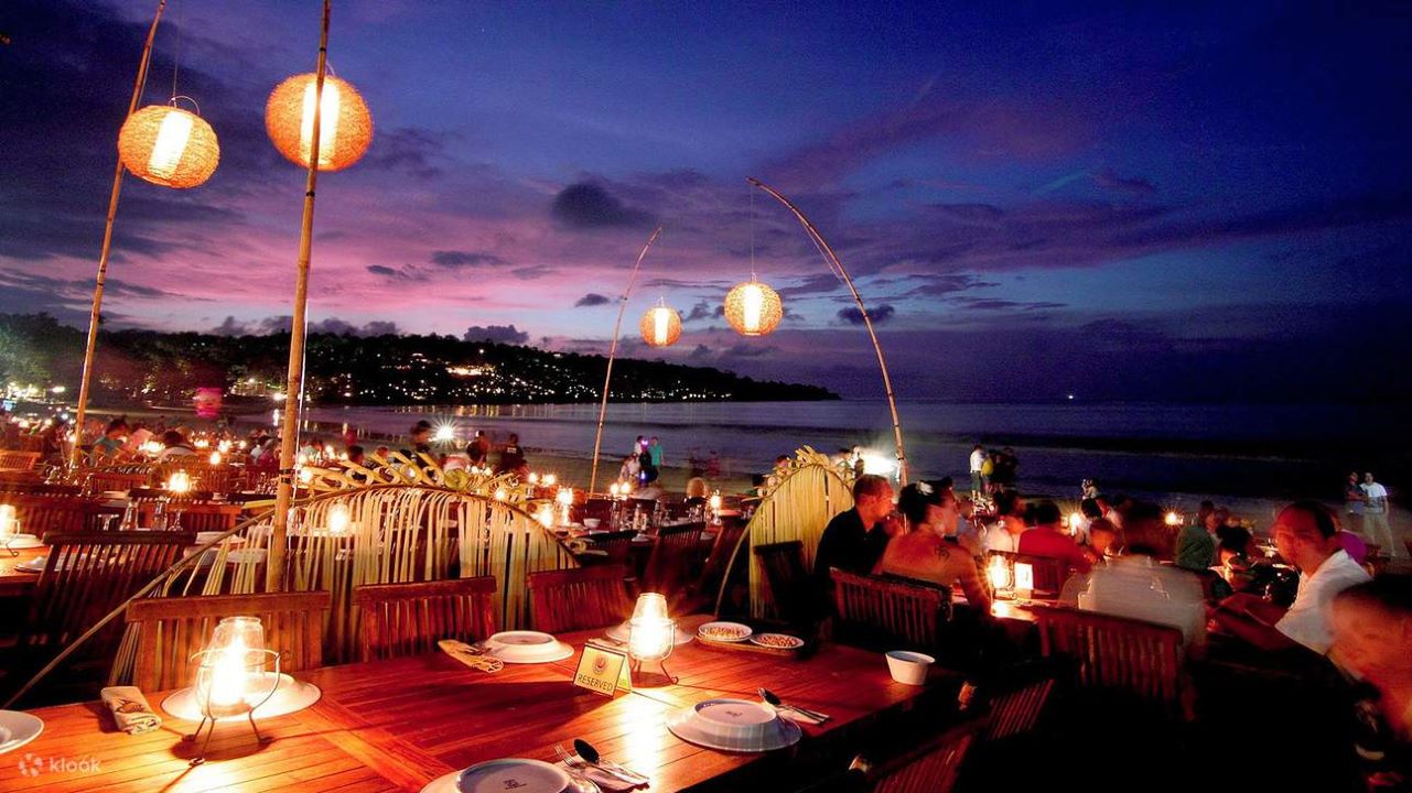 Paket Uluwatu Kecak + Dinner Jimbaran: Alami Sunset Pura dan Seafood Pantai dalam Satu Malam